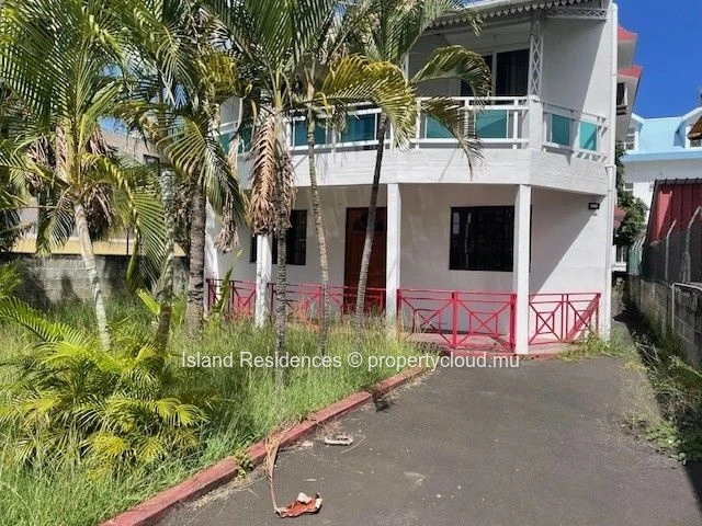 2 bedroom ground floor apartment in the center of Trou aux Biches