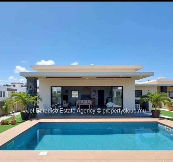 Maison à vendre à Flic en Flac, 220m² habitables, terrain de 504m², 3 chambres, piscine privée.