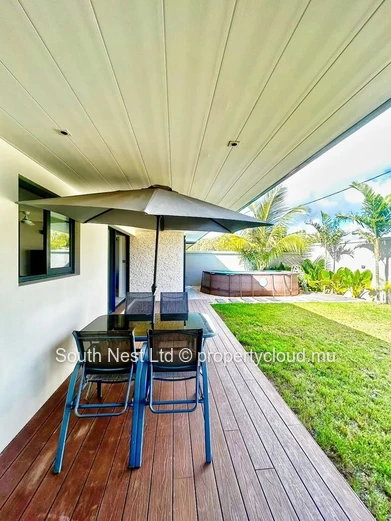 Located in the idyllic setting of Cap Malheureux, this sumptuous contemporary villa combines elegance, comfort, and t...