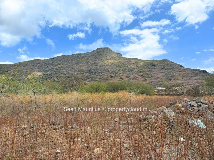 Terrain exclusif avec vue sur les montagnes dans un domaine sécurisé
