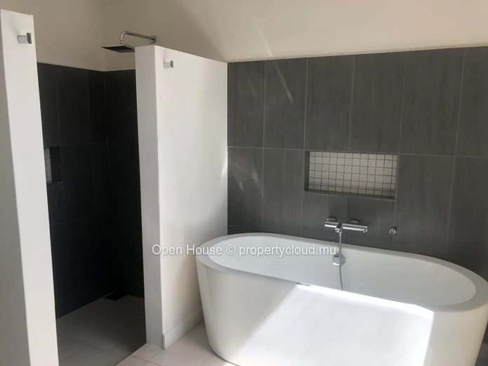 Villa PDS à vendre à Péreybère, 221m² habitables, terrain de 681m², 3 chambres + 1 bureau, piscine privée, 1 garage e...