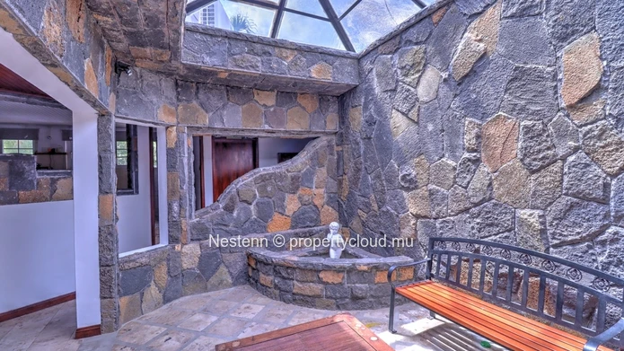 4-bedroom villa with a 2110m² garden, private pool, rustic and modern charm