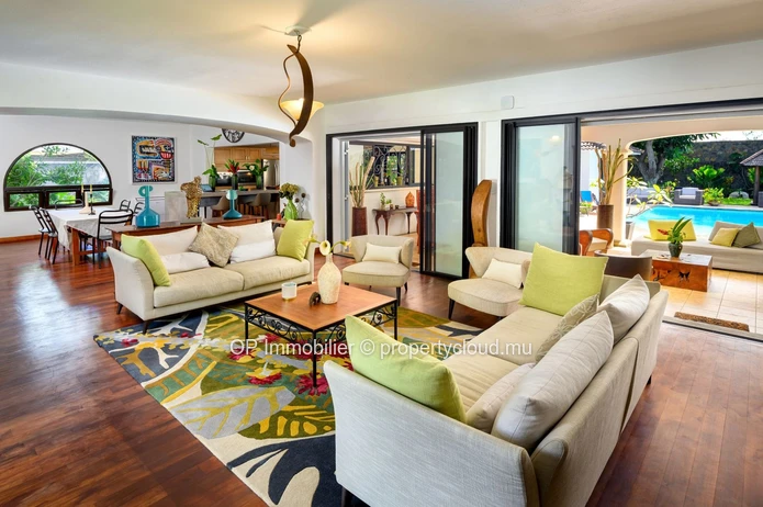 Maison meublée à louer à Calodyne, 406m², 4 chambres, piscine privée, parking, proche des écoles et commerces. Rs 250...