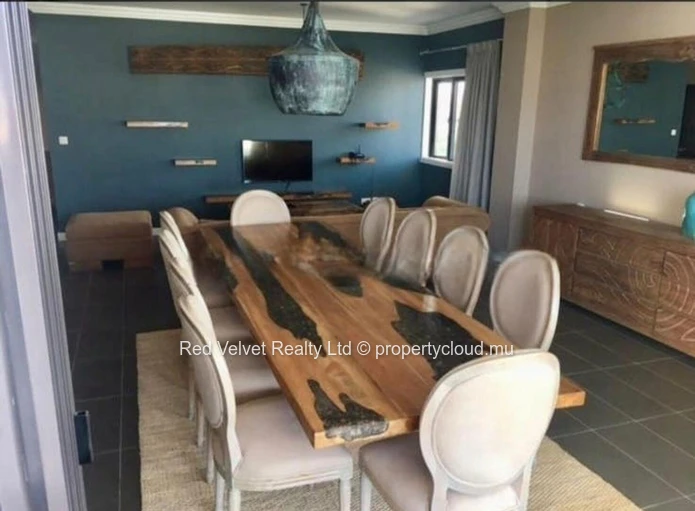 Penthouse luxueux entièrement meublé de 3 chambres à vendre à Rose Hill | Rs (Négociable)