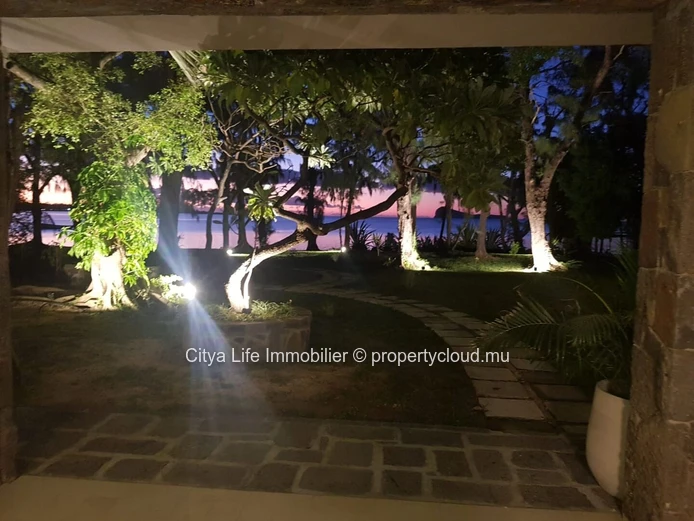 Magnifique villa en bord de mer à Calodyne avec vue imprenable sur la mer