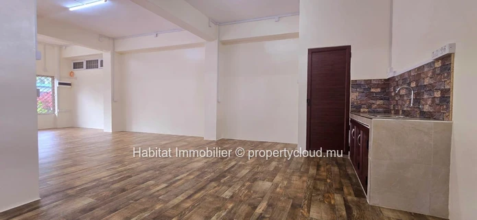 A louer : Local commercial non meublé de 128 m² avec 5 places de parking, situé au rez-de-chaussée à Floréal