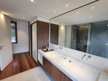 5 Bedroom Villa