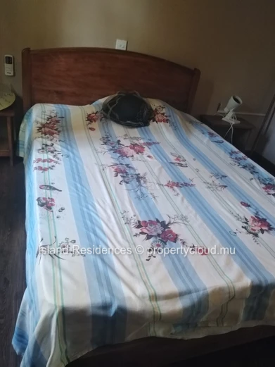 Jolie maison de charme avec toit 2 pans et charpente apparente dans un environnement calme et proche des commerces