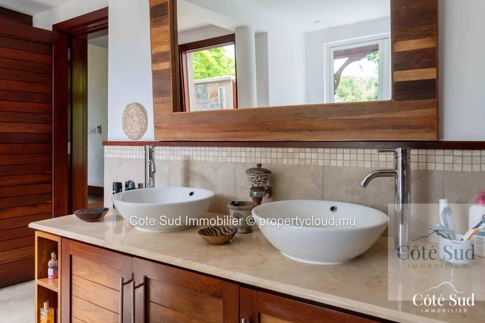 Villa for sale with view of the golf course and forest