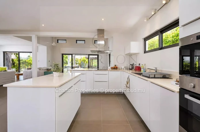 3 bedroom villa with private pool in a privileged residential environment