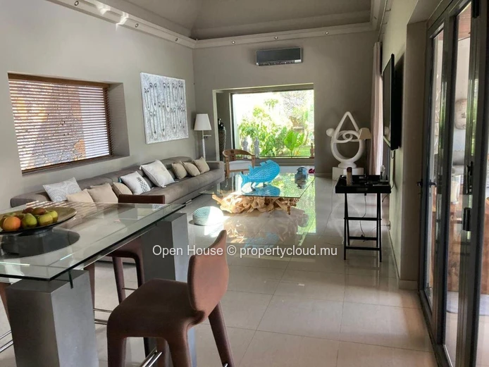 Villa de grand standing d'architecte, 5 chambres, 2 Masters, 4 SDB, piscine 20m, double garage.
