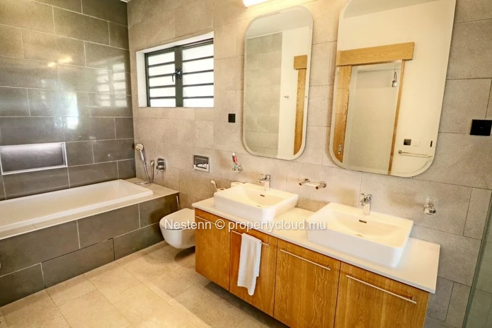 Appartement chic de 3 chambres en résidence sécurisée face à la plage