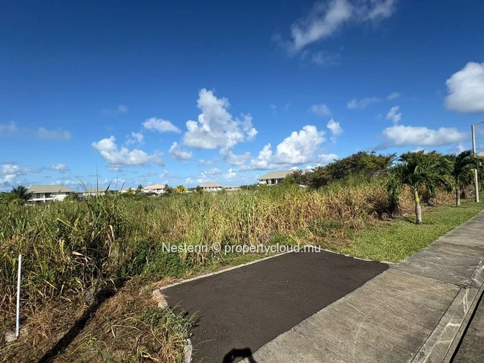Terrain résidentiel de 912m² en résidence cloturée