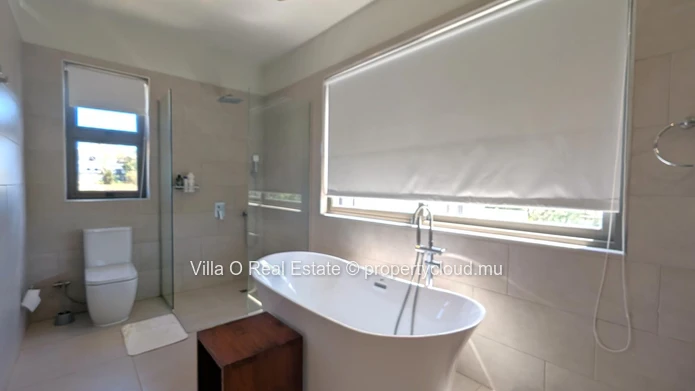 Séduisante maison au look sophistiqué, grâce aux matériaux noble et finitions haut de gamme. La piscine au sel est su...