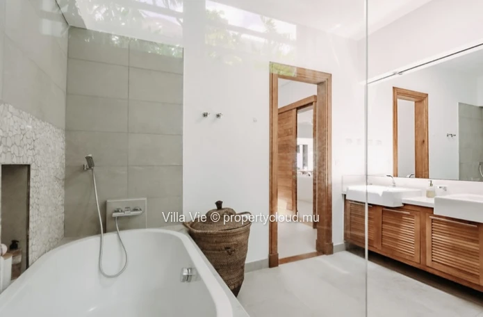 Cap Malheureux - Superb contemporary 3 bedroom villa on the beachfront
