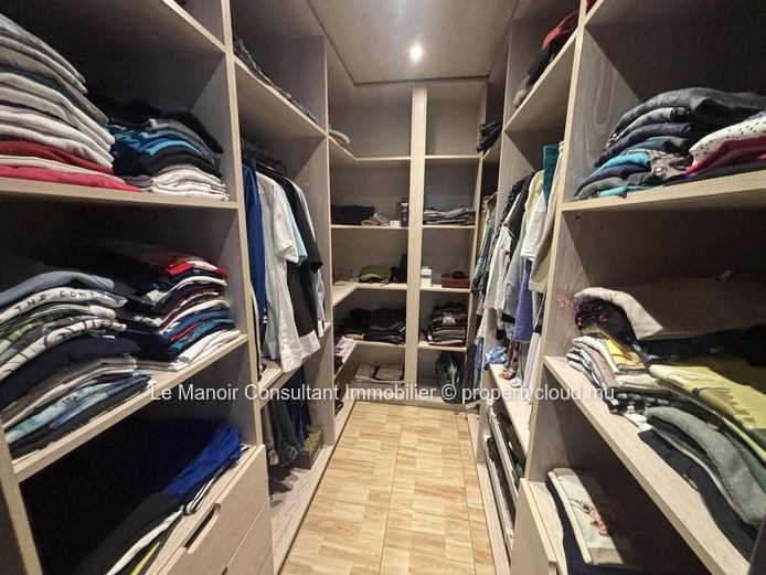 4-Bedroom Villa with Office for Sale in Albion