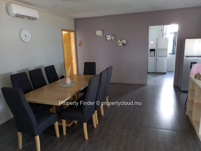Maison moderne de 5 chambres à vendre