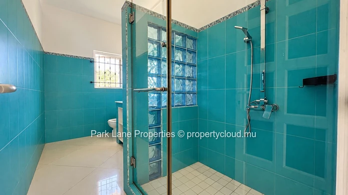 Villa lumineuse de 3 chambres avec jardin et garage à Ébène