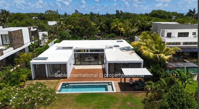 Luxurious RES Villa in Roches Noires with Private Pool, Sea View, and Tennis Court 