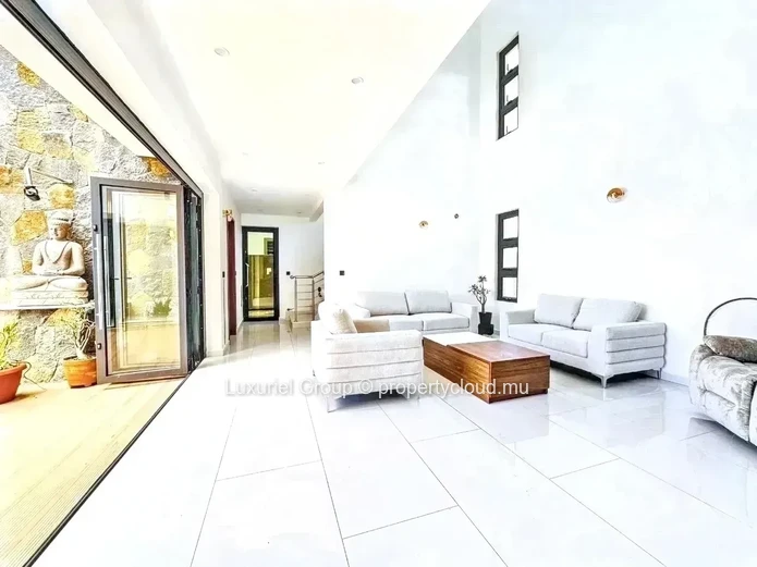 Contemporary Villa T5 Quality Furniture 4Bed Swimming Pool Kiosk