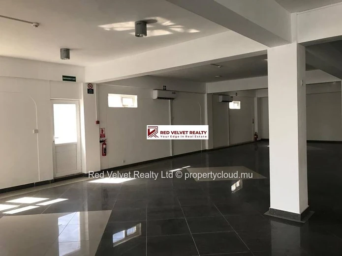 Espace de bureaux de 380 m² à louer à Quatre Bornes | Emplacement stratégique pour votre entreprise