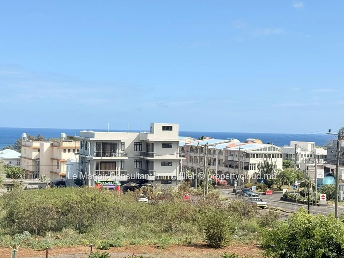 3-Bedroom Apartment - Sea view - Close to bus stop, shops and beaches