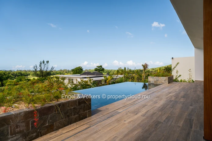 Contemporary Villa in Prestigious Golf Estate