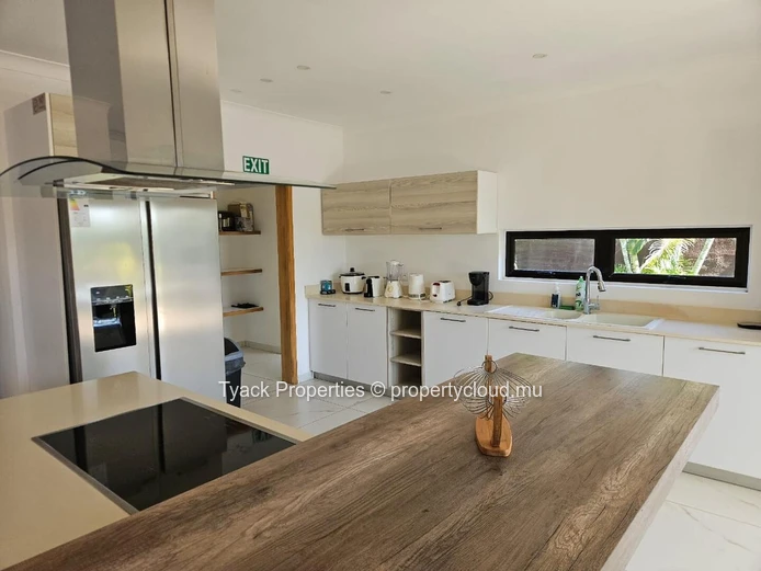 Villa 4 Chambres avec Piscine à Vendre – Pointe aux Biches, à 250m de la Mer