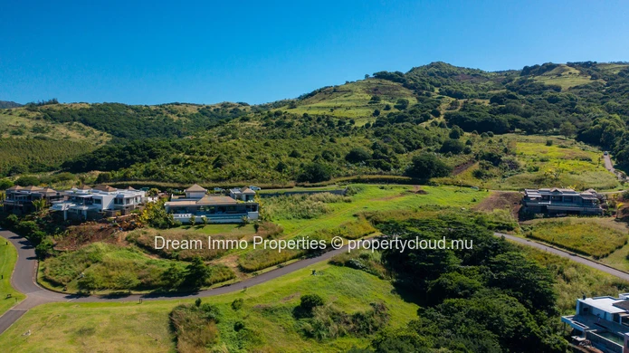 Sumptuous plot with breathtaking lagoon views in one of the most prestigious golf estates in Mauritius