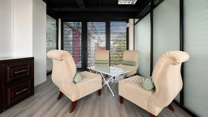 Bureau de 64 m² partiellement meublé à Ébène – Alliez prestige, accessibilité et performance