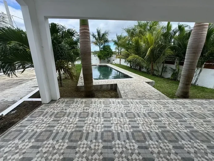 Family Villa With Pool For Rent – Péreybère