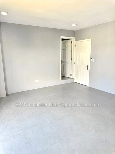 Luxurious Flic en Flac Penthouse: Foreigners Welcome!