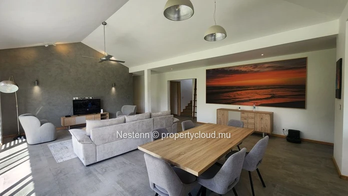 Villa duplex moderne à Moka avec 4 chambres, piscine privée, meublée, sécurité et vue sur la montagne.