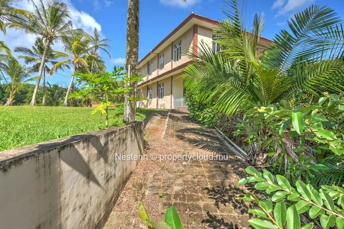 Spacious 275 m² house on a land of 13,802.67 m² in Chemin Grenier with sea and mountain views.