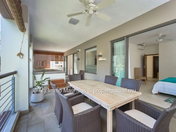 3-Bedroom Apartment with En-Suite Bathrooms, 1 Minute from the Beach