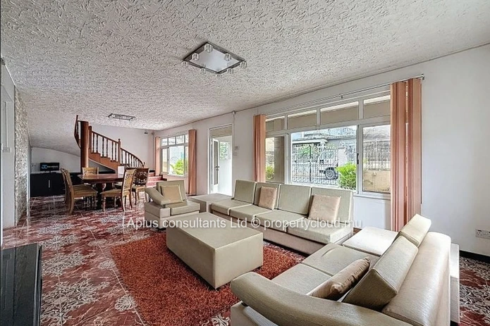 Maison meublée de 4 chambres à Rose Hill — Carrelages rétro, balcon et parking