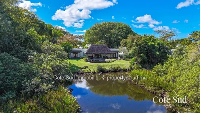 Elegant luxury villa in Beau Champ