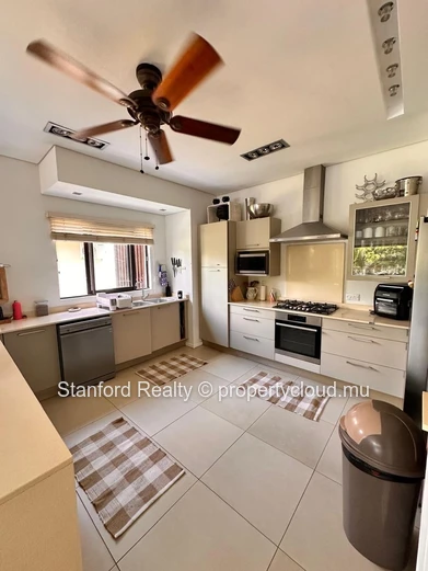 Villa de Luxe de 4 Chambres en Bord de Rivière à Vendre – Tamarin, Ouest