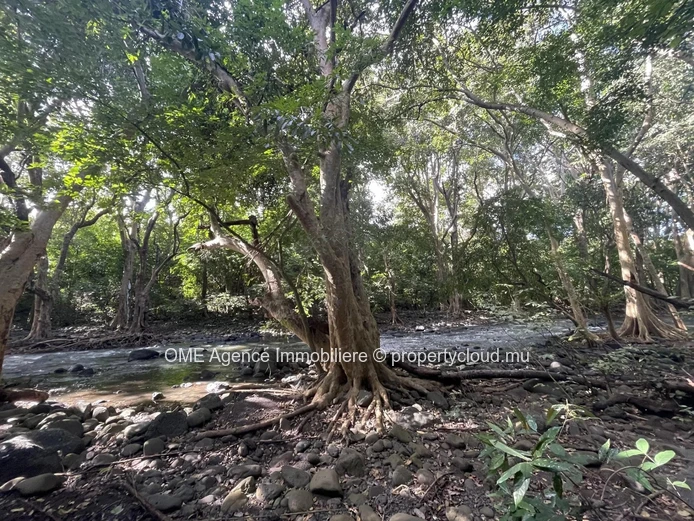TAMARIN - Spacious land in a secured area