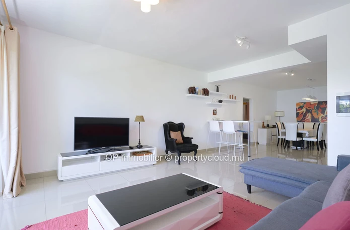 Stunning G+2 Apartment in Péreybère with Communal Pool, Fully Furnished and Equipped - Sea Access, Close to Amenities...