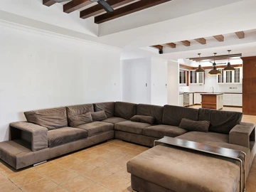 6 Bedroom House