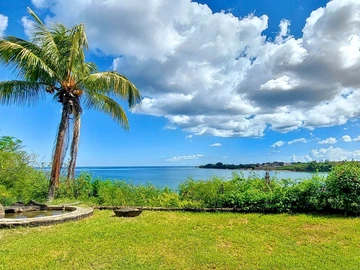 Seafront villa with outbuilding and office space 