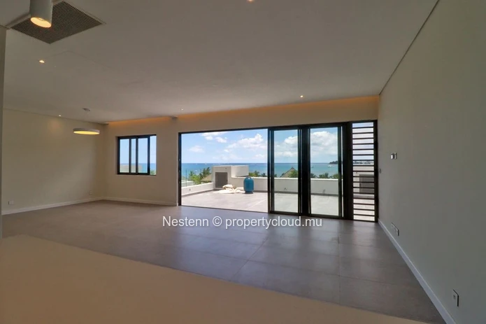 4-bedroom penthouse with sea and mountain views