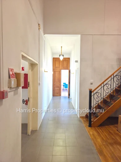 Penthouse Polyvalent / Espace De Bureau À Vendre