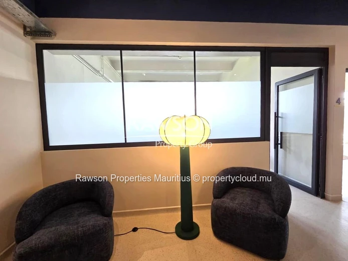 Bureau De 17,6 M² | Location Tout Compris | Mobilier | Nombreuses Installations Et Services | Solitude