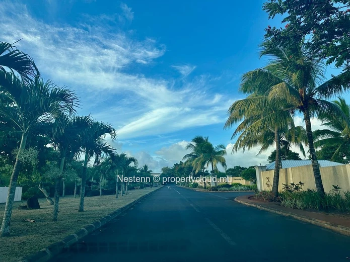 Beautiful 795 m² residential plot located in a secure gated community