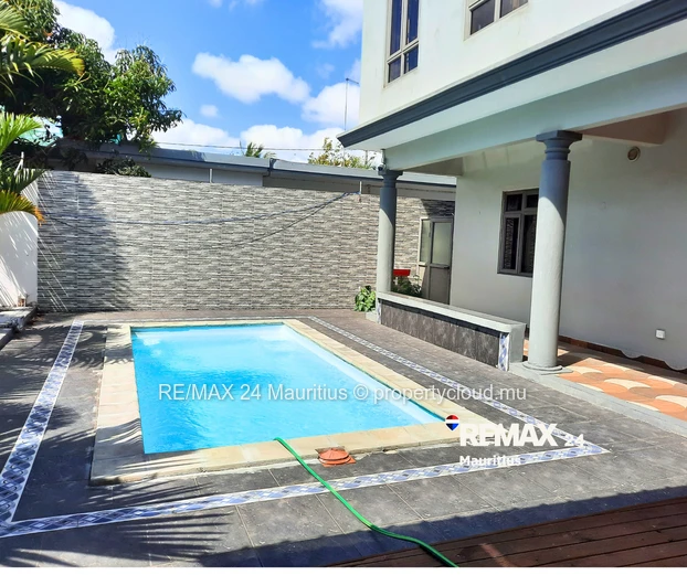 Furnished Family house with pool, walk to the Public Beach