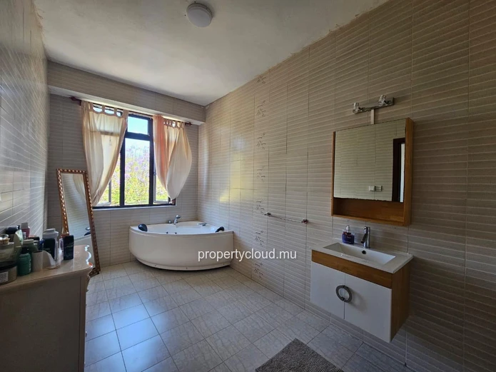 ? À LOUER – Grand appartement 3 chambres avec terrasse et roof top, vue panoramique, a Calodyne