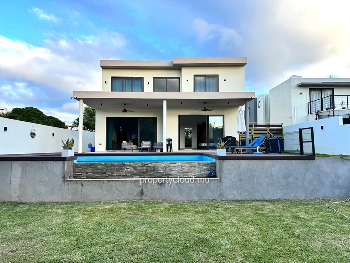  Flic en Flac, Mauritius: For sale, magnificent recent contemporary villa with swimming pool and nature views.