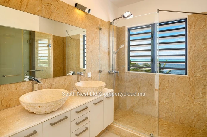 Magnifique Penthouse de 4 Chambres avec Vue Époustouflante sur le Lagon à Azuri Golf & Beachfront Village. 